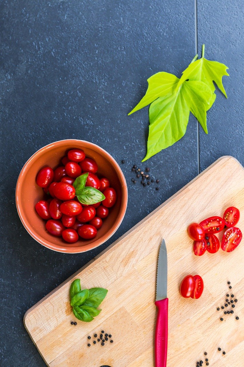 g6750e46ec57dc932562cb3267c79bbc0f68de8e32881a40def6404c4e098ead99c8b822cdcd85925e9f3bead12ba832364d7cbd49752809527f8a4d0020955a4_1280-2407020 grape tomatoes, snack, organic, ingredient, healthy, diet, fresh, tomatoes, vitamins, nourishment, food, salad, ripe, cookbook